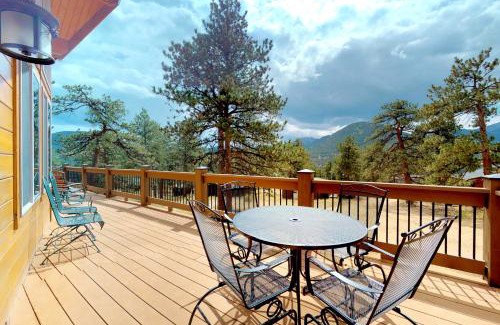 Estes Park House | Relax at Twin Pines Cabin - 4-Star Family Retreat Rated 9.5