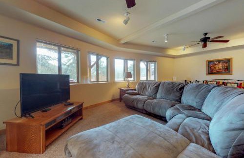 Estes Park House | Relax at Twin Pines Cabin - 4-Star Family Retreat Rated 9.5