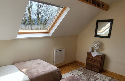Bersac-sur-Rivalier Bed & Breakfast | Cozy Twin Room with Scenic Valley and Mountain Views