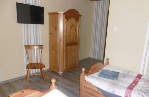 Hinzerath Cottage | Twin room, shower, toilet, balcony - Haus Hochwaldhöhe