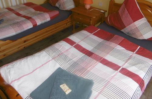 Hinzerath Cottage | Twin room, shower, toilet, balcony - Haus Hochwaldhöhe