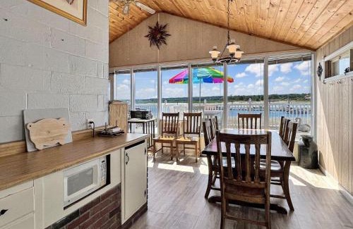 Wells Beach House | Beachfront Twin Sails: Unforgettable Sunset Views Await
