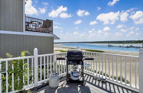 Wells Beach House | Beachfront Twin Sails: Unforgettable Sunset Views Await