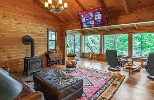 Boswell Villa | Relaxing Twin Springs Cabin by White River with Fiber Internet