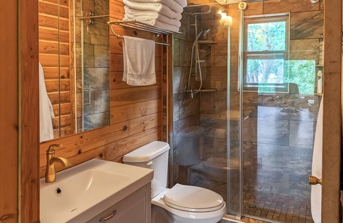 Boswell Villa | Relaxing Twin Springs Cabin by White River with Fiber Internet