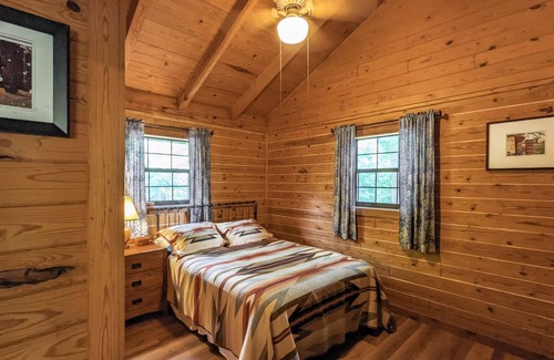 Boswell Villa | Relaxing Twin Springs Cabin by White River with Fiber Internet