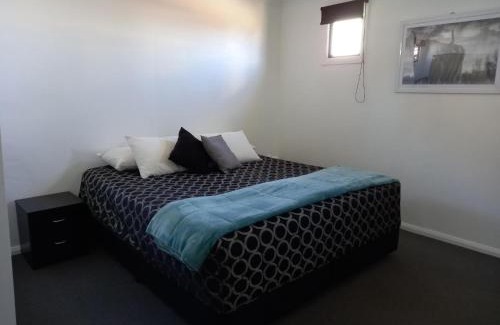 Inverell Hotel | Cozy Twin Swans Motel: 4-Star with Breakfast & Family Amenities