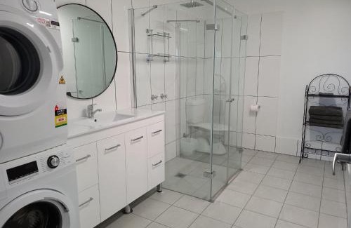 Inverell Hotel | Cozy Twin Swans Motel: 4-Star with Breakfast & Family Amenities