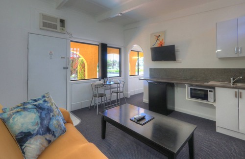 Inverell Hotel | Cozy Twin Swans Motel: Guest Rated 9.2 with Breakfast & Kitchen