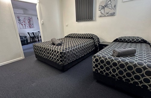 Inverell Hotel | Cozy Twin Swans Motel: Guest Rated 9.2 with Breakfast & Kitchen