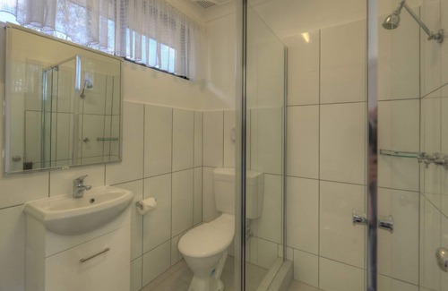 Inverell Hotel | Cozy Twin Swans Motel: Guest Rated 9.2 with Breakfast & Kitchen