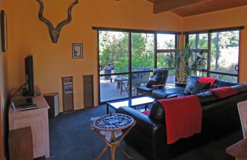 Collingwood Bed & Breakfast | Relax at Twin Waters Lodge: 5-Star Oceanfront Retreat