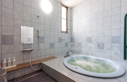 Tobe-cho Hotel | Relaxing Twin Western-Style Room with Color Bath Hot Spring