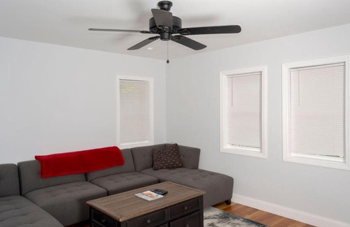 Stoneham House | Cozy Twin XL Bed with Ocean View in Boston
