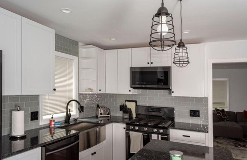 Stoneham House | Cozy Twin XL Bed with Ocean View in Boston