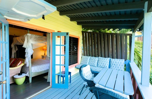 Freemans Bay Cottage | Idyllic Cottage on Galleon Beach with Oceanfront Pool