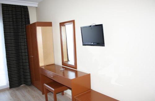 Cesme Hotel | Oceanfront Twins Hotel Çeşme with Pool and Great Reviews