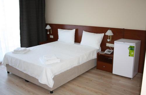Cesme Hotel | Oceanfront Twins Hotel Çeşme with Pool and Great Reviews