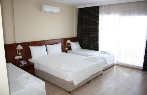 Cesme Hotel | Oceanfront Twins Hotel Çeşme with Pool and Great Reviews