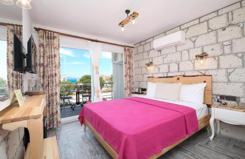 Cesme Hotel | Oceanfront Twins Hotel Çeşme with Pool and Great Reviews