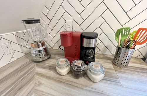 Denton Apartment | Relax at Twist of Orange: Family-Friendly with Spa & Breakfast