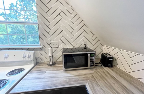 Denton Apartment | Relax at Twist of Orange: Family-Friendly with Spa & Breakfast