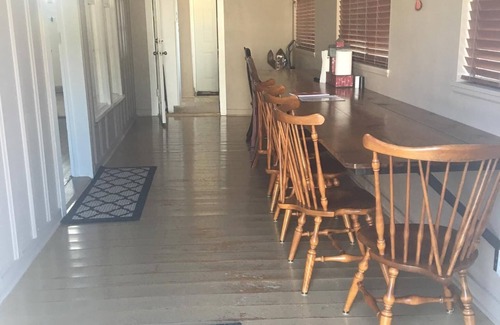 Castell House | Exceptional Twisted River Resort: Lake Views & Family Fun