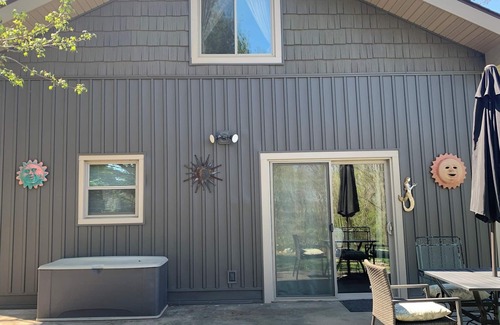 Makanda Cottage | Twisted Sisters Retreat nCozy cottage surrounded by hiking, wineries, peaceful !
