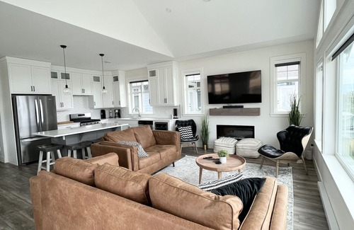 Okanagan-Similkameen House | Guest Rated 10/10: Twisted Vines Lakehouse with Pool