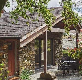Kendal House | Discover Twitchers Cottage: Pet-Friendly Retreat with Pool