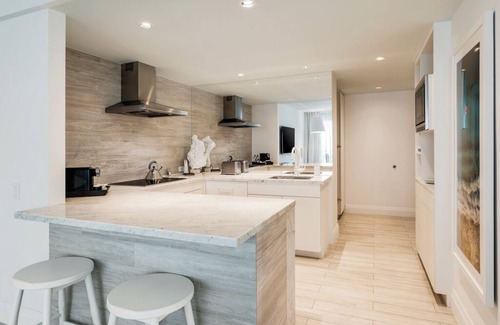 Nassau Hotel | Two Amazing Ocean View Suite with Balcony & Kitchen | Beachfront Retreat
