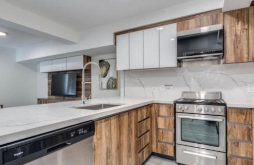 West End Apartment | Cozy Two Bed & Breakfast Eterno Davie Village near Sunset Beach