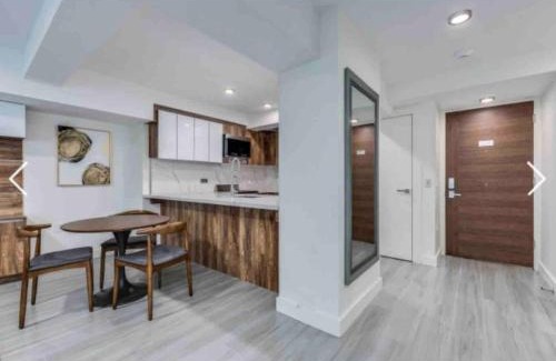 West End Apartment | Cozy Two Bed & Breakfast Eterno Davie Village near Sunset Beach