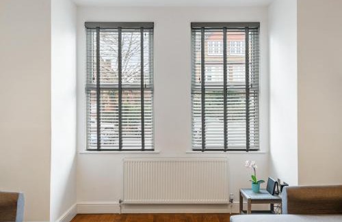 Bush Hill Park Apartment | Comfortable Two Bed Flat in Bush Hill Park for Families