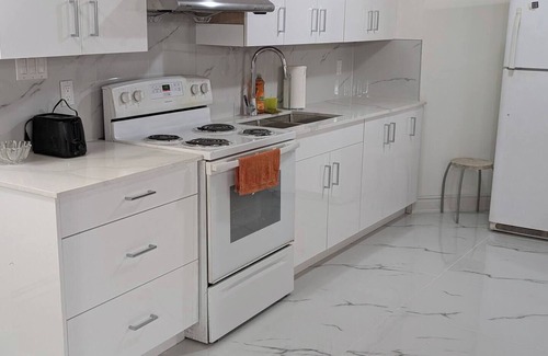 Brampton House | Two Bed, One sofabed, One bath near YYZ