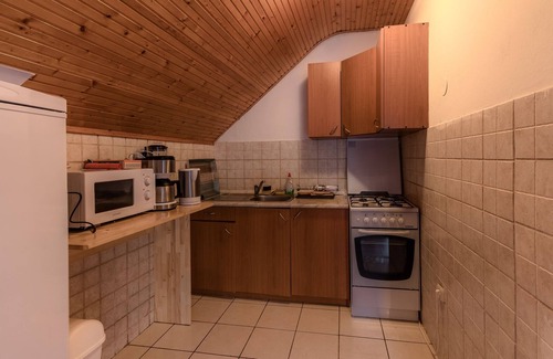 Catrnja Apartment | Comfortable Two Bedroom Apartment with Terrace in Smoljanac