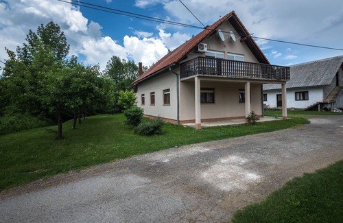 Catrnja Apartment | Comfortable Two Bedroom Apartment with Terrace in Smoljanac