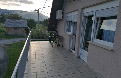 Catrnja Apartment | Comfortable Two Bedroom Apartment with Terrace in Smoljanac