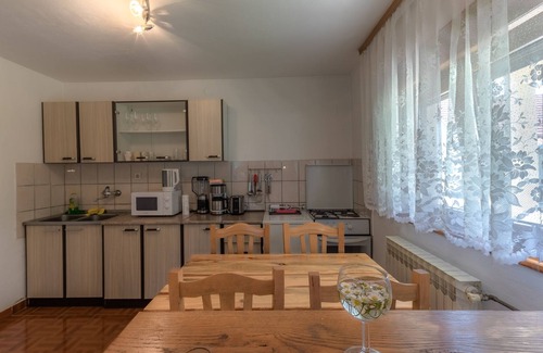 Catrnja Apartment | Stylish Two Bedroom Apartment with Terrace in Smoljanac