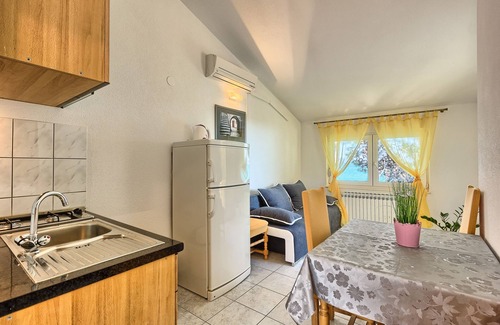 Kastel Stafilic Apartment | Beachside Two Bedroom Apartment in Kaštel Štafilić