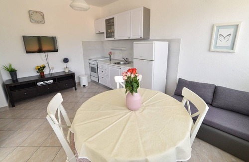Businci Apartment | Two Bedroom Apartment with Ocean View Terrace in Mavarštica