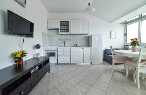 Businci Apartment | Two Bedroom Apartment with Ocean View Terrace in Mavarštica