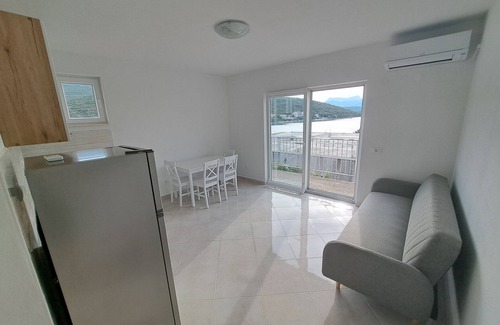 Dubrava Apartment | Beachfront Two Bedroom Apartment in Luka Dubrava, Pelješac