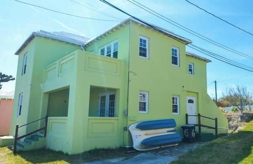 Pembroke House | Two bedroom apartment minutes from the beach