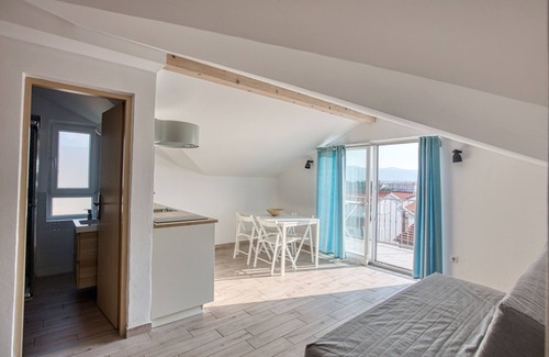 Zaboric Apartment | Two Bedroom Apartment with Ocean View near Žaborić Beach