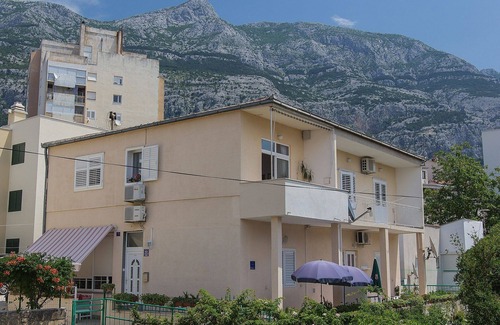 Donja luka Apartment | Inviting Two Bedroom Apartment with Balcony & Sea View