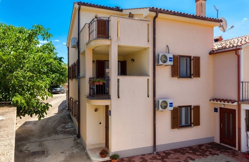 Porat Apartment | Stunning Two Bedroom Apartment with Terrace in Porat, Krk