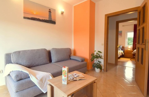 Gabonjin Apartment | Relaxing Two Bedroom Apartment with Balcony in Gabonjin