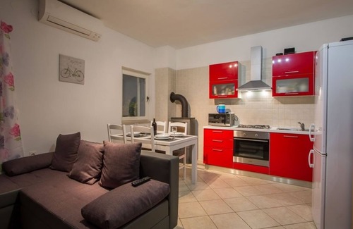 Verunic Apartment | Seaside Two Bedroom Apartment with Terrace in Verunić