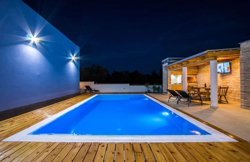 Verunic Apartment | Seaside Two Bedroom Apartment with Terrace in Verunić